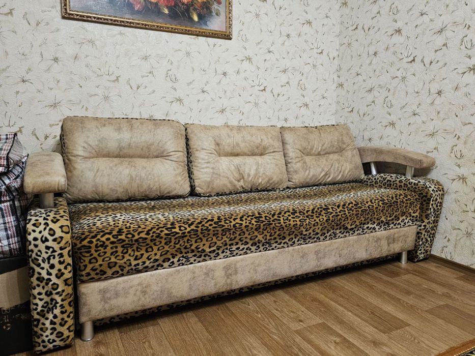 Продам леопардовый диван