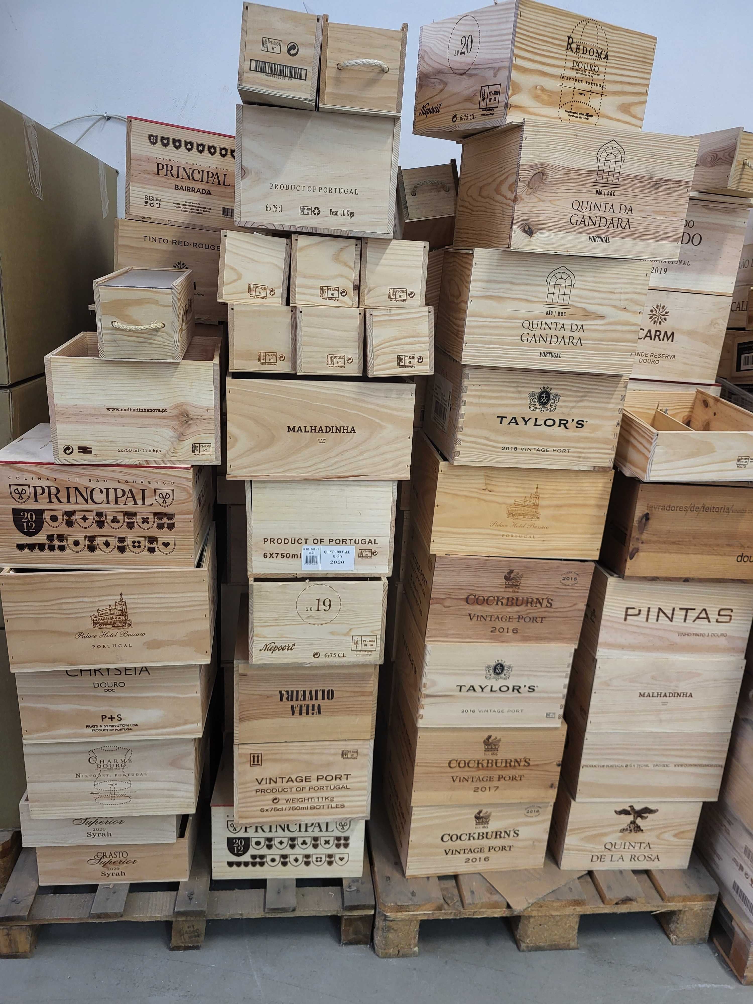 Lote de caixas de vinho em madeira gravada