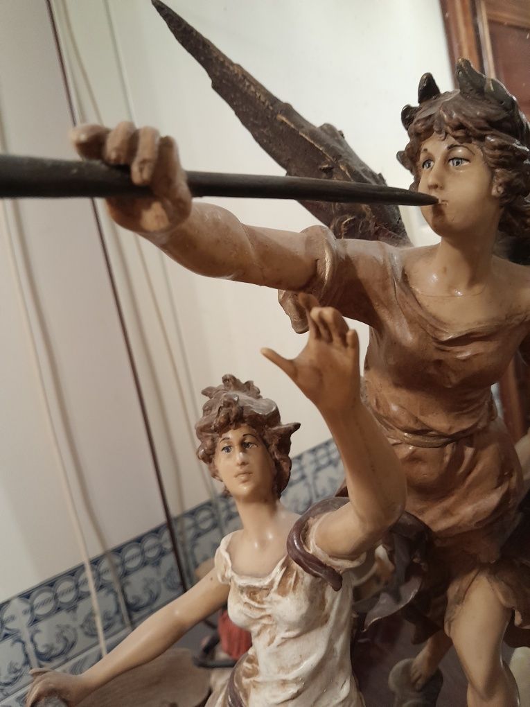 Estatueta antiga grande com 64 cm e base em mármore