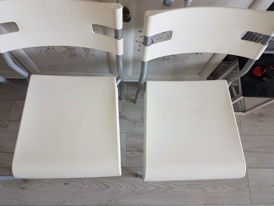 Krzesła 2 jak nowe Ikea białe z matowosrebrnym stelażem, 2 szt.