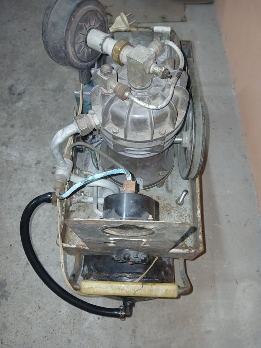 Продам  компресор 220в