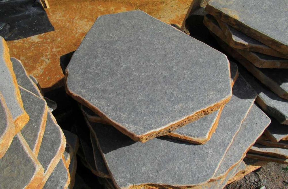 Czarne Płyty Kamienne Bazaltowe Ścieżkowe Owalne do Ogrodu Łupek