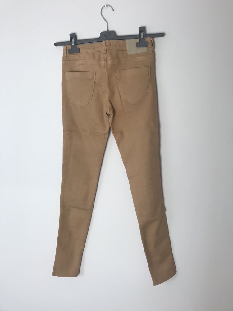 Beżowe spodnie jeansy Bershka rurki cieliste dżinsy skinny basic