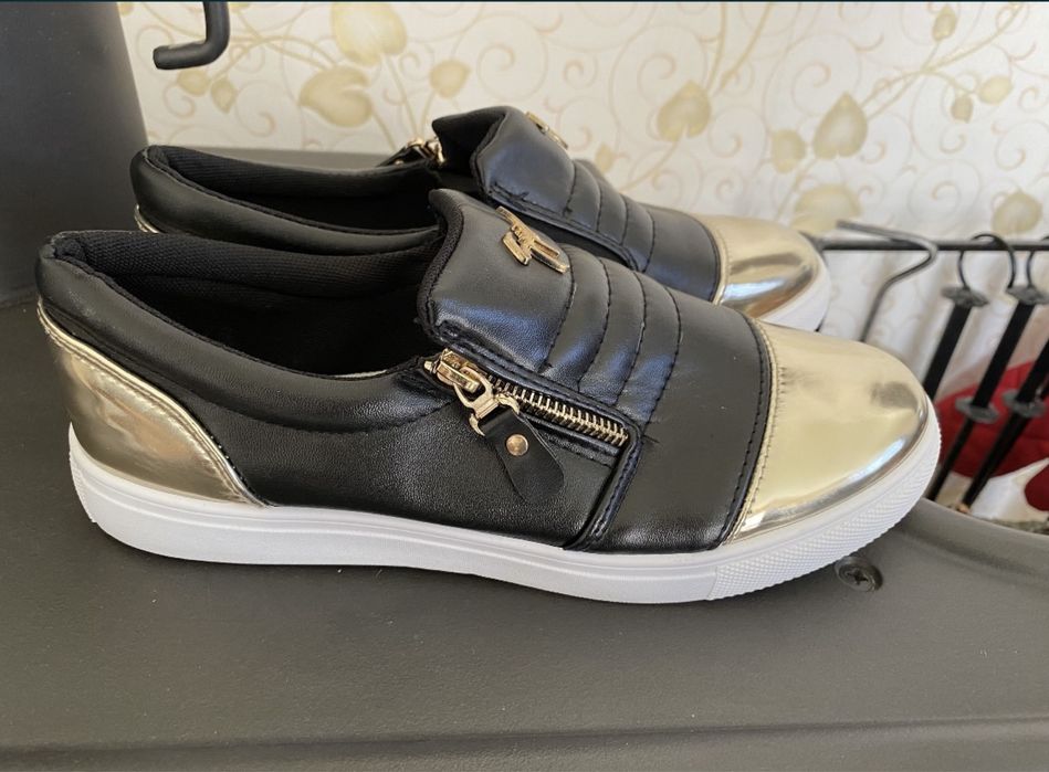 Мокасини, снікерси