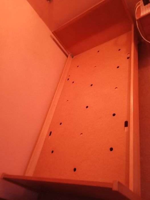 2 camas de solteiro da Olaio, com estrado mas sem colchões.