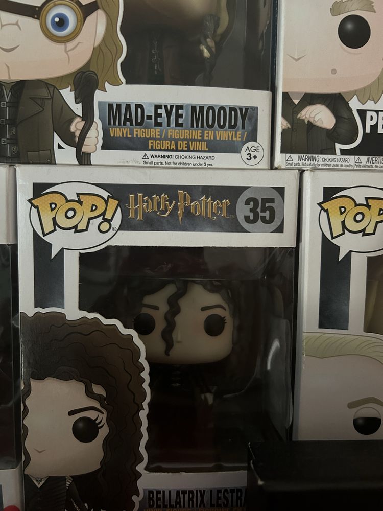 10 Funko Pop, em caixa.