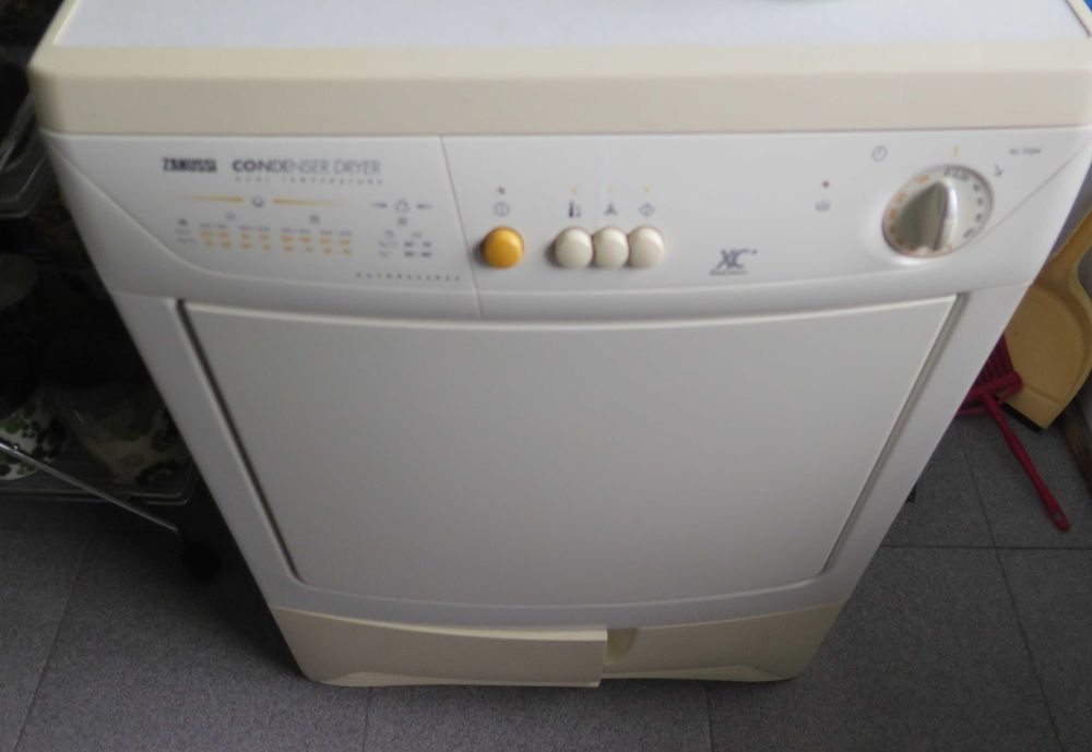 Máquina secador de roupa usada Zanussi.