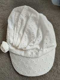 Biała czapka z daszkiem dla dziewczynki 12-24mc