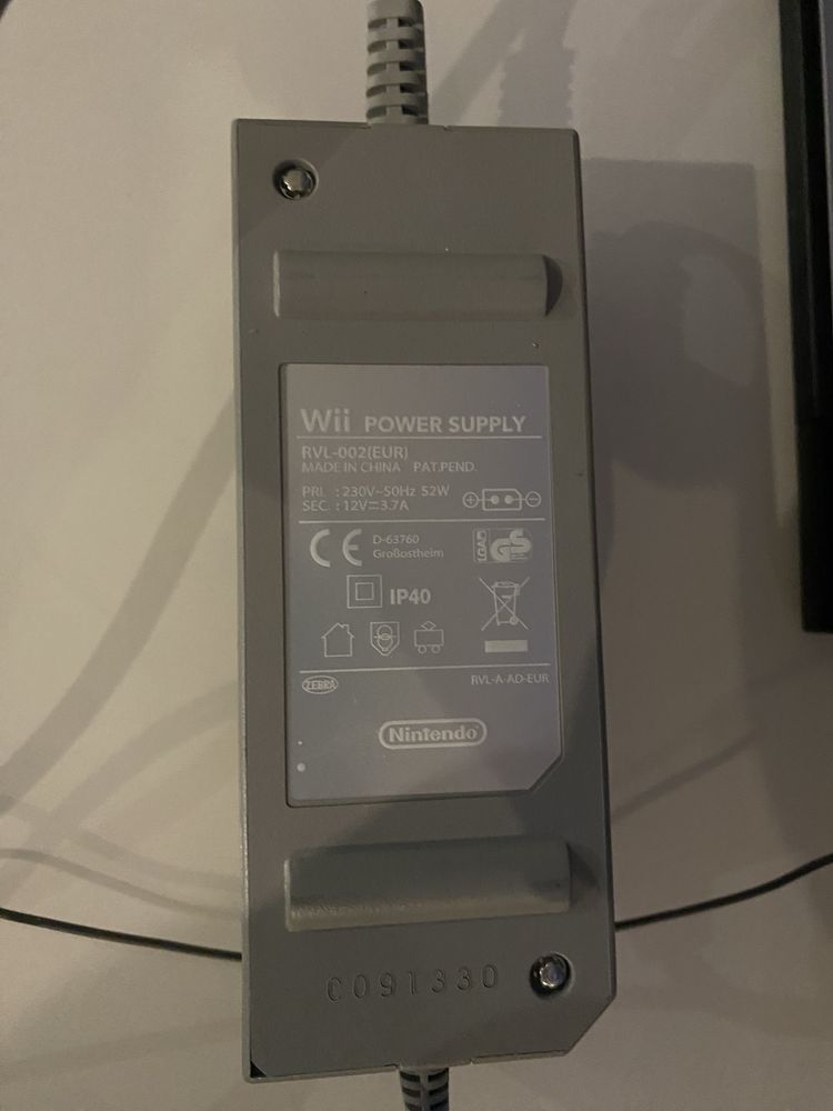 Nintendo Wii branca + 5 jogos + 5 comandos + HDMI + acessórios