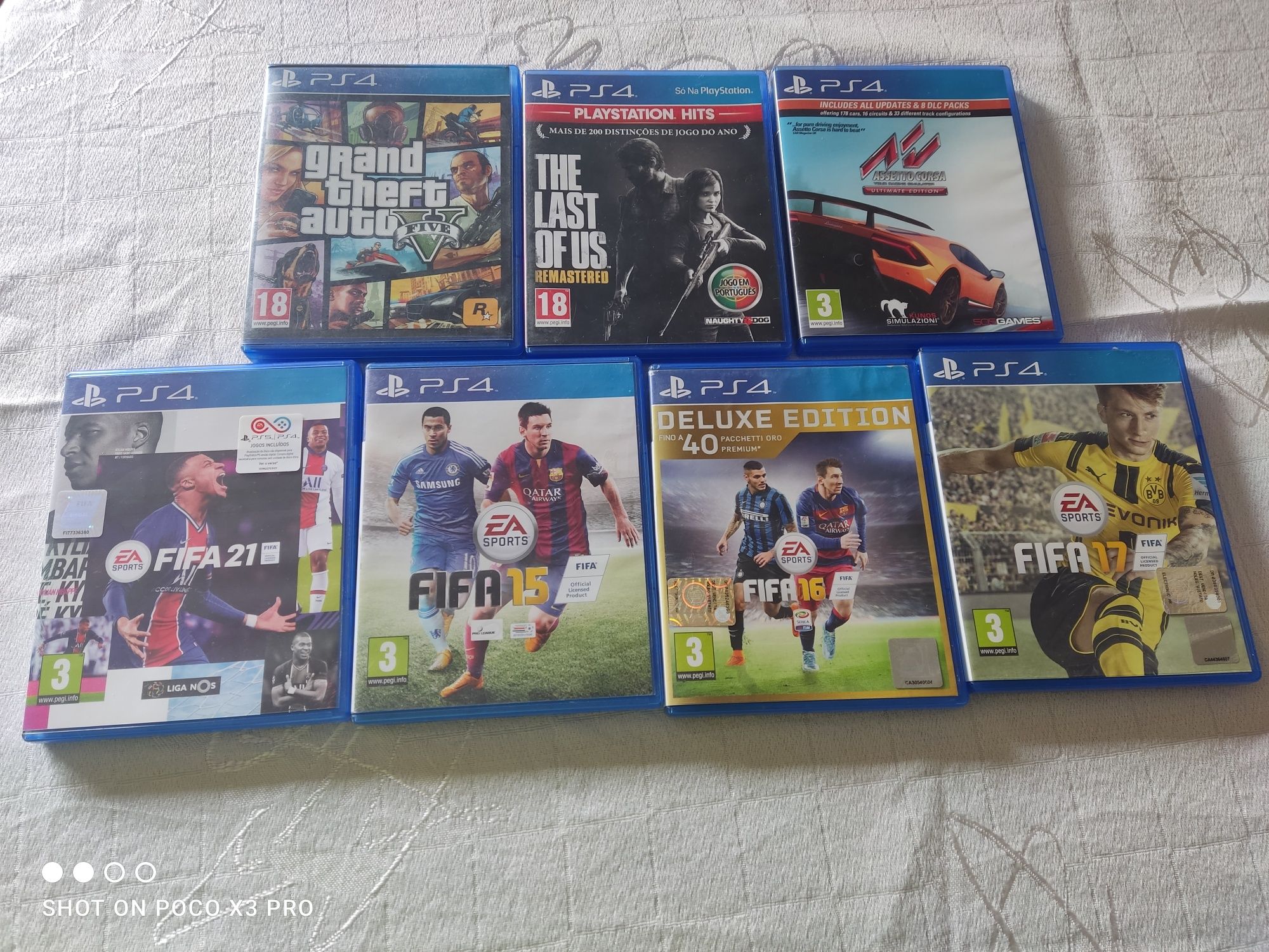 PlayStation 4 com comando e jogos