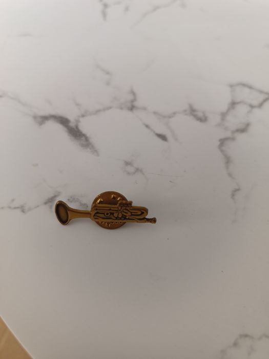 Broszka - przypinka do marynarki muzyka