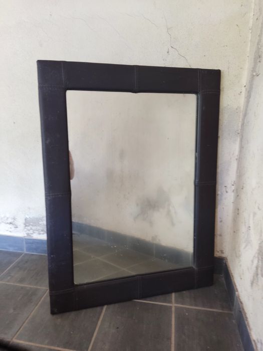 Espelho de parede com moldura em pele