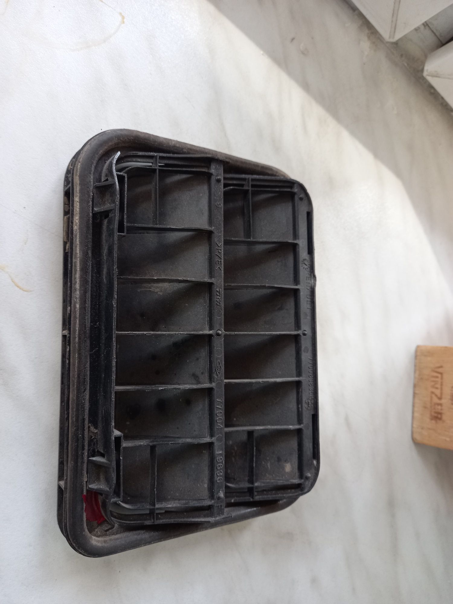Заглушка у вентиляційний отвір у багажнику Рено Логан 2008-2012