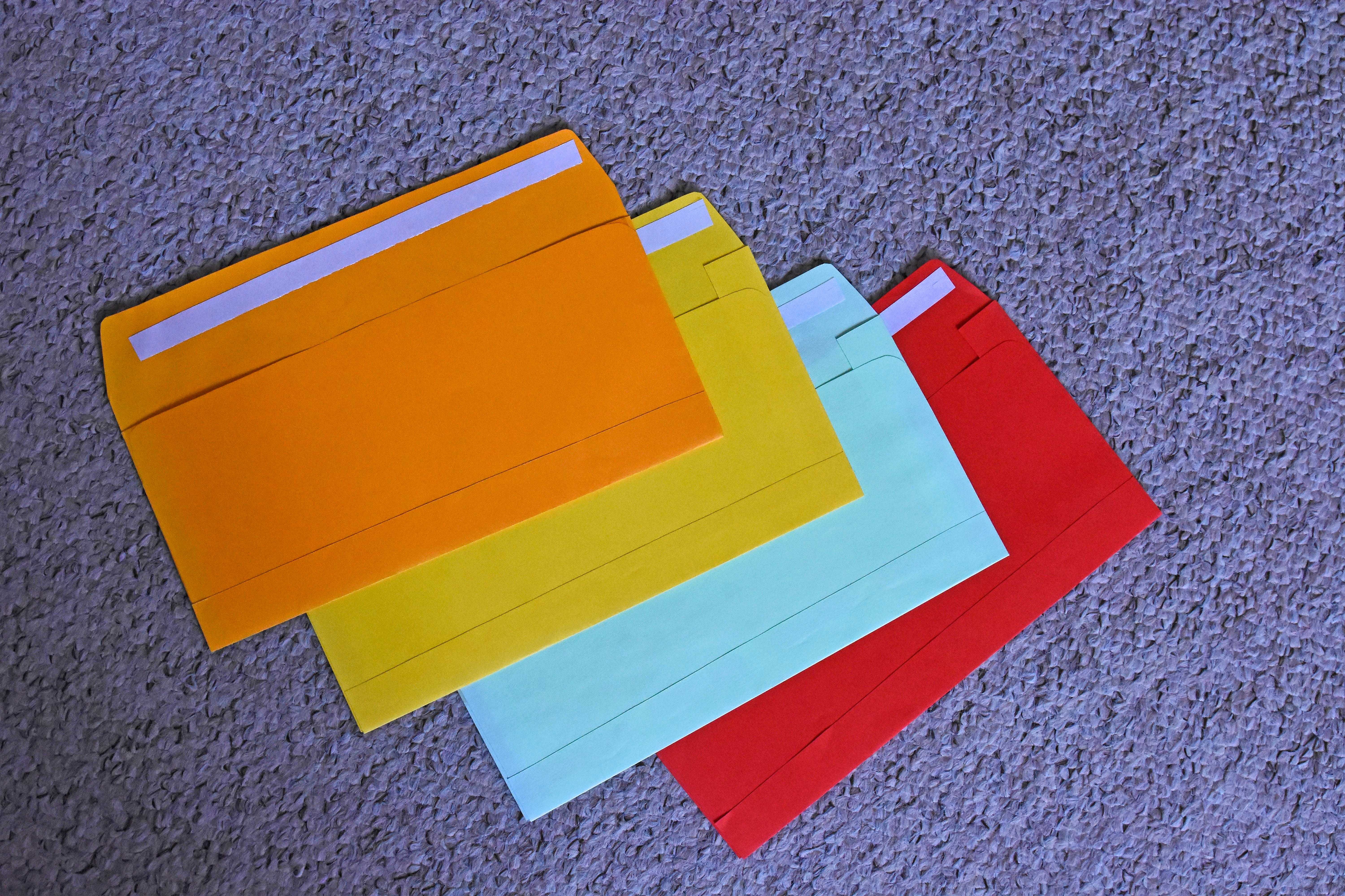 Dziewięć kolorowych kopert rękodzieło