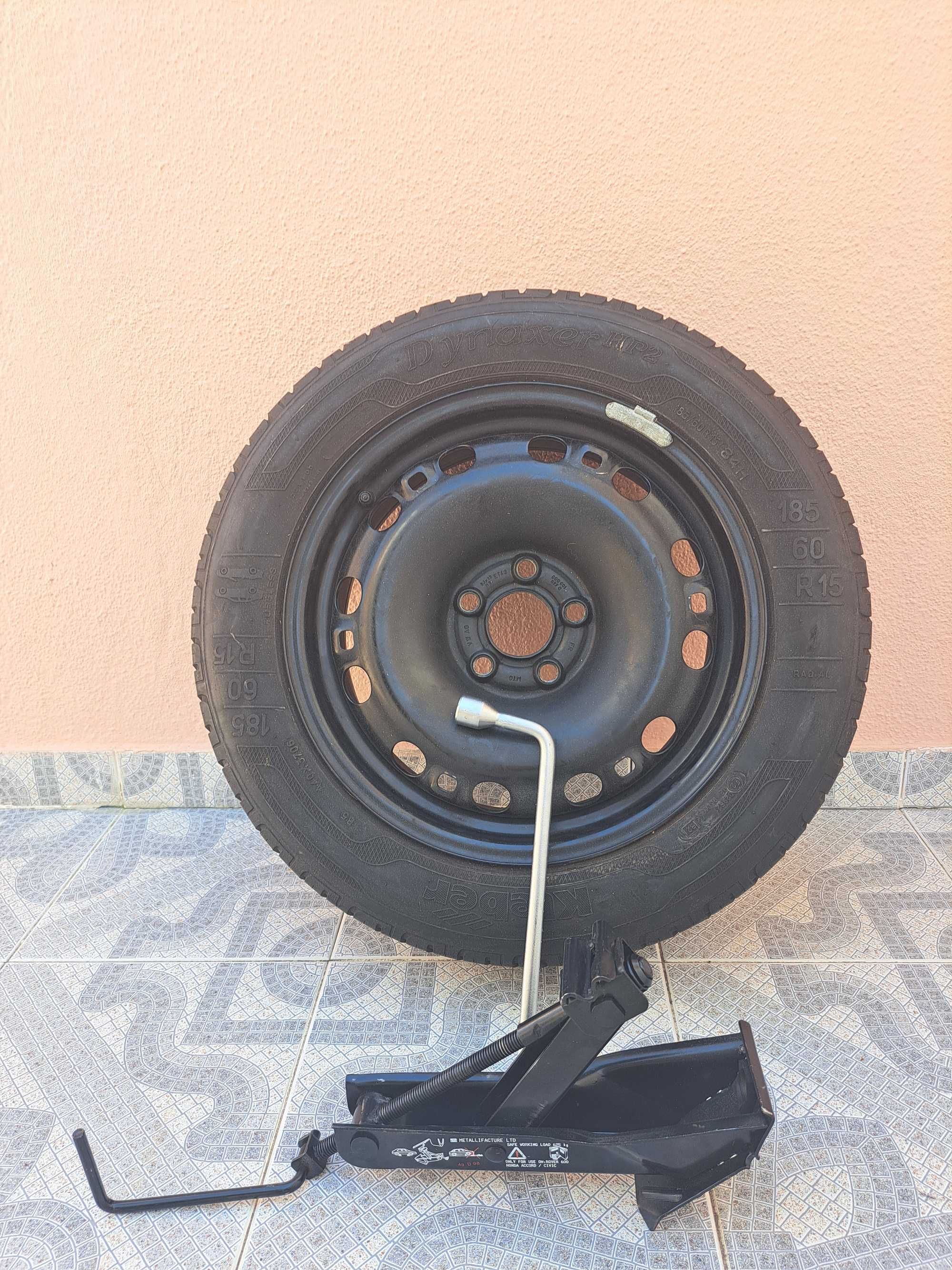 Pneu, macaco e chave de rodas