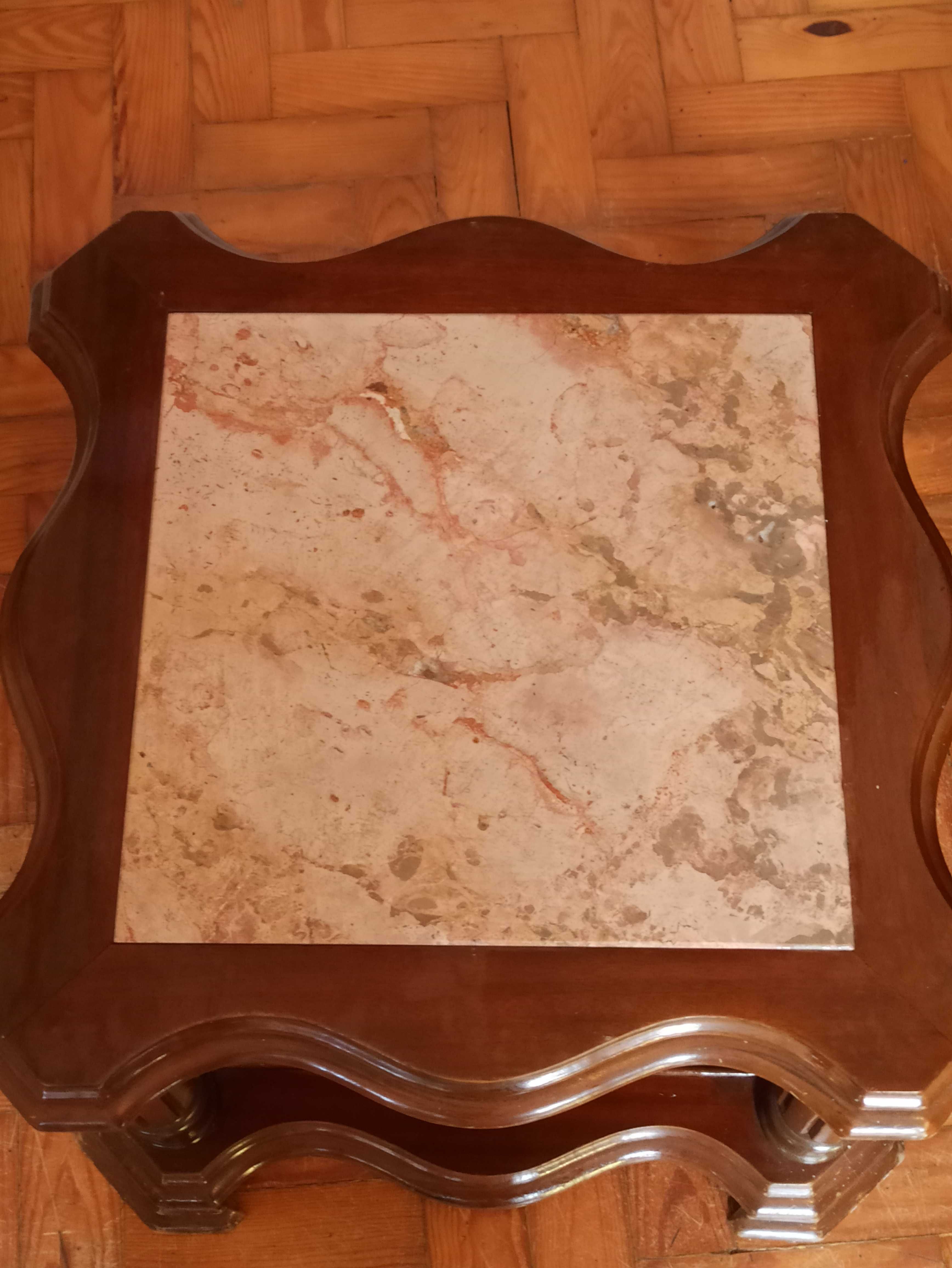 Mesa de centro com mármore