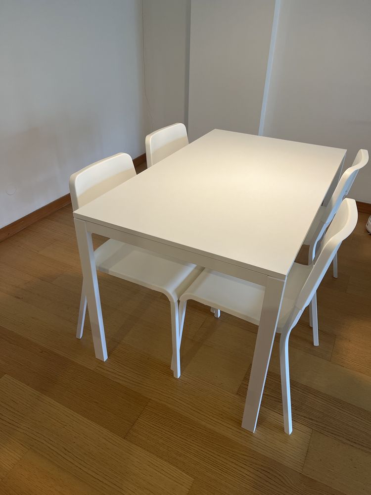 Mesa com cadeiras