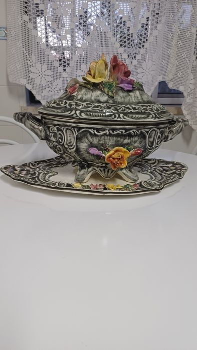Terrina antiga em porcelana