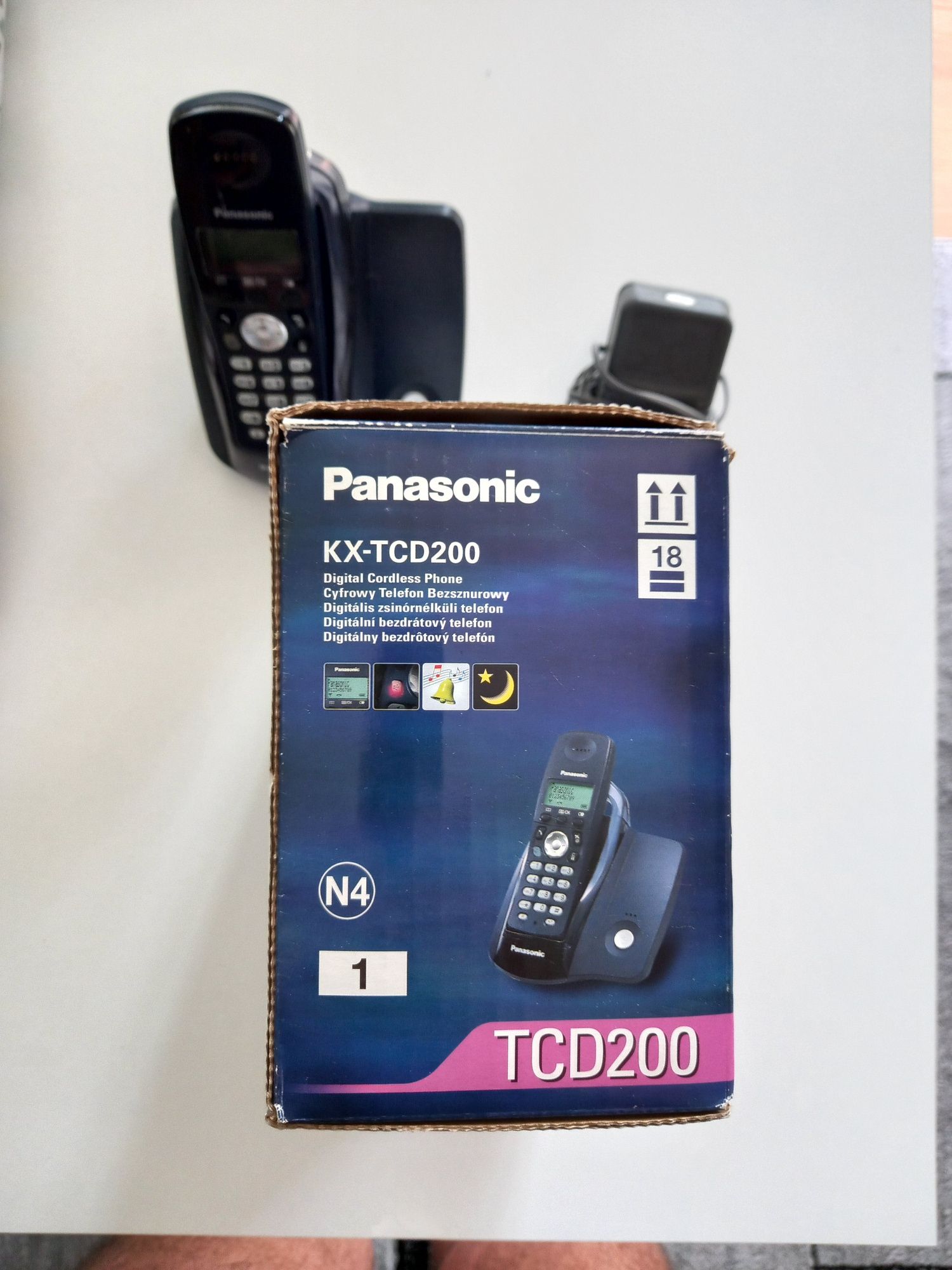 Telefon stacjonarny Panasonic.
