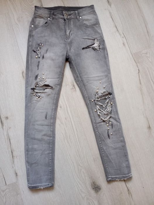 Szare jeansy z perełkami, dżetami, rozdarciami diamencikami bogato zdo