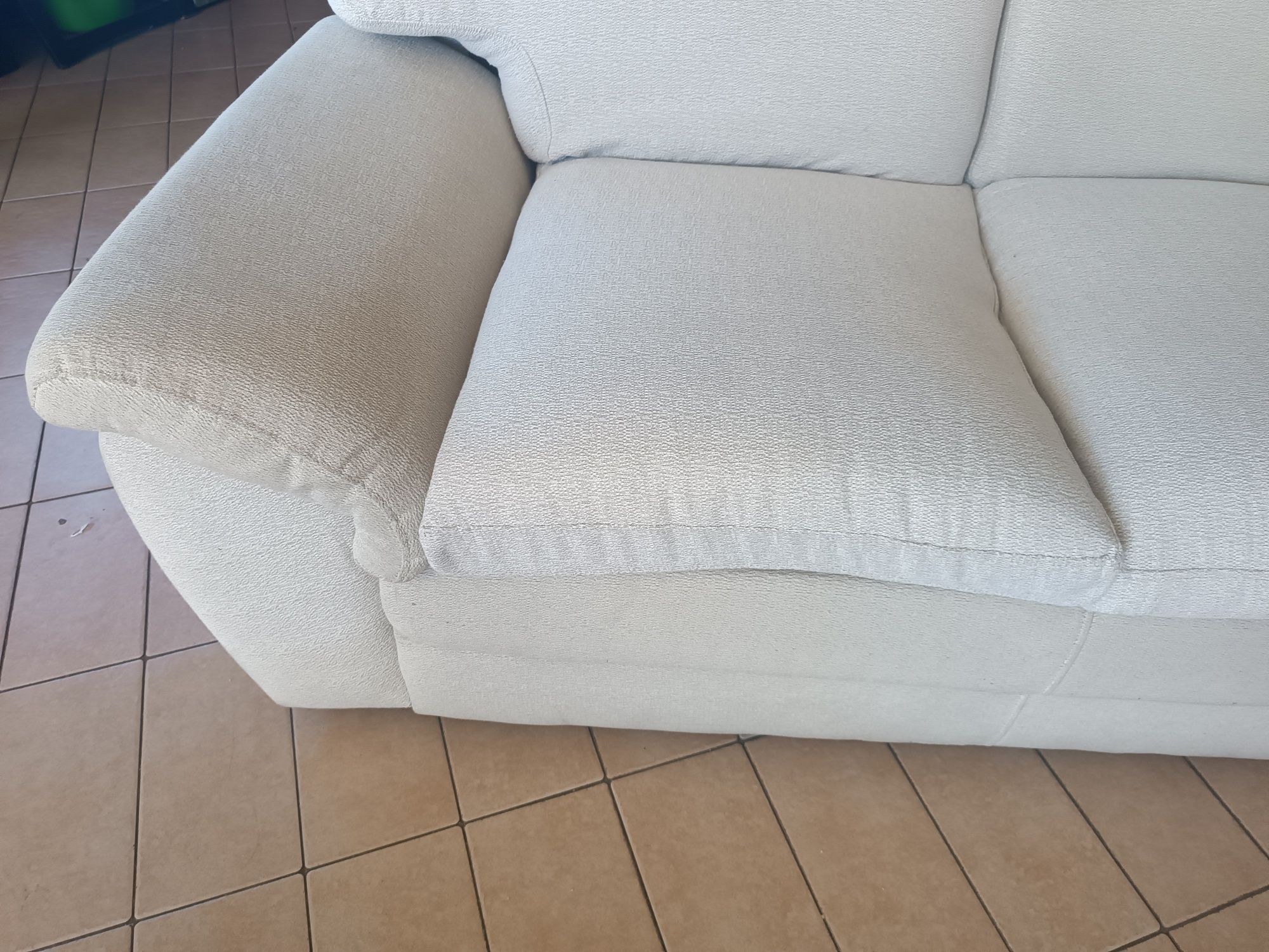 Sofá bege de 2 lugares