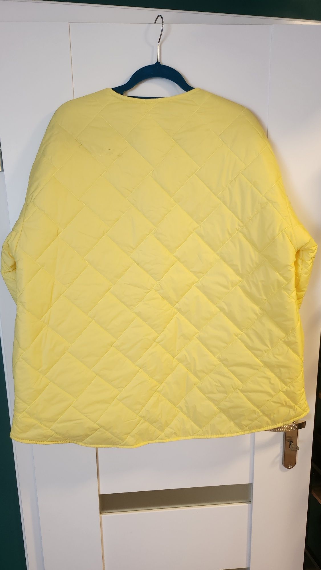 Świetna modna lekka pikowana pastelowa kurtka plus size Moda Italia