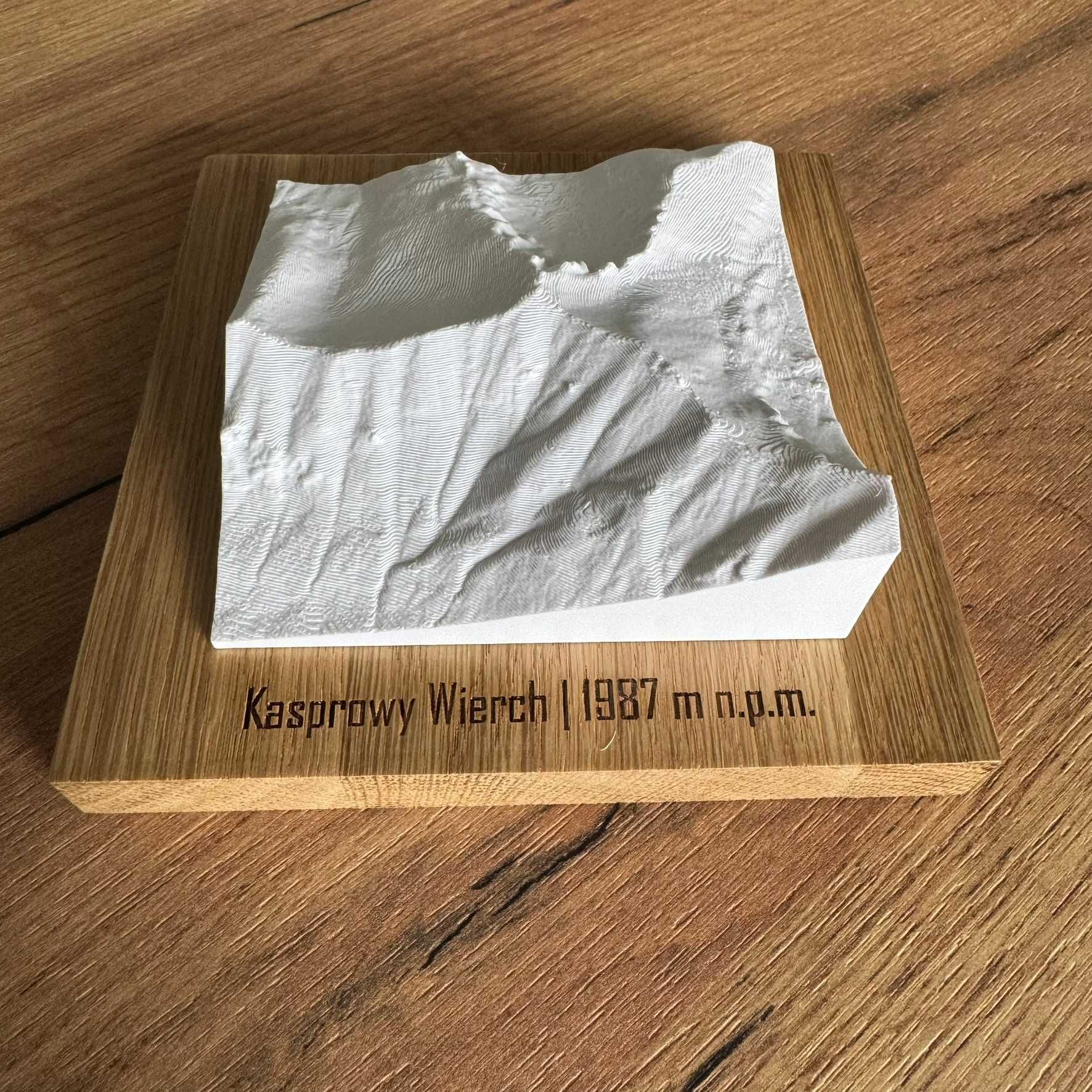 Makiety 3D Tatr – wyjątkowe modele górskie na drewnianej podstawie!