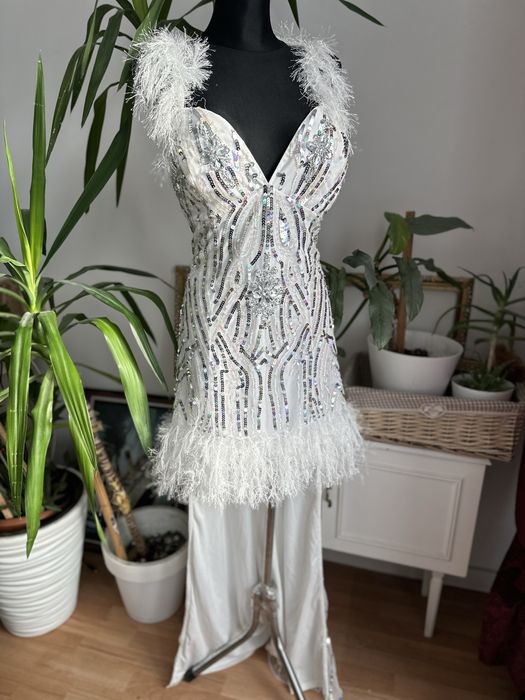 Biała cekinowa sukienka mini maxi tren pióra asos xxl 44 luxe