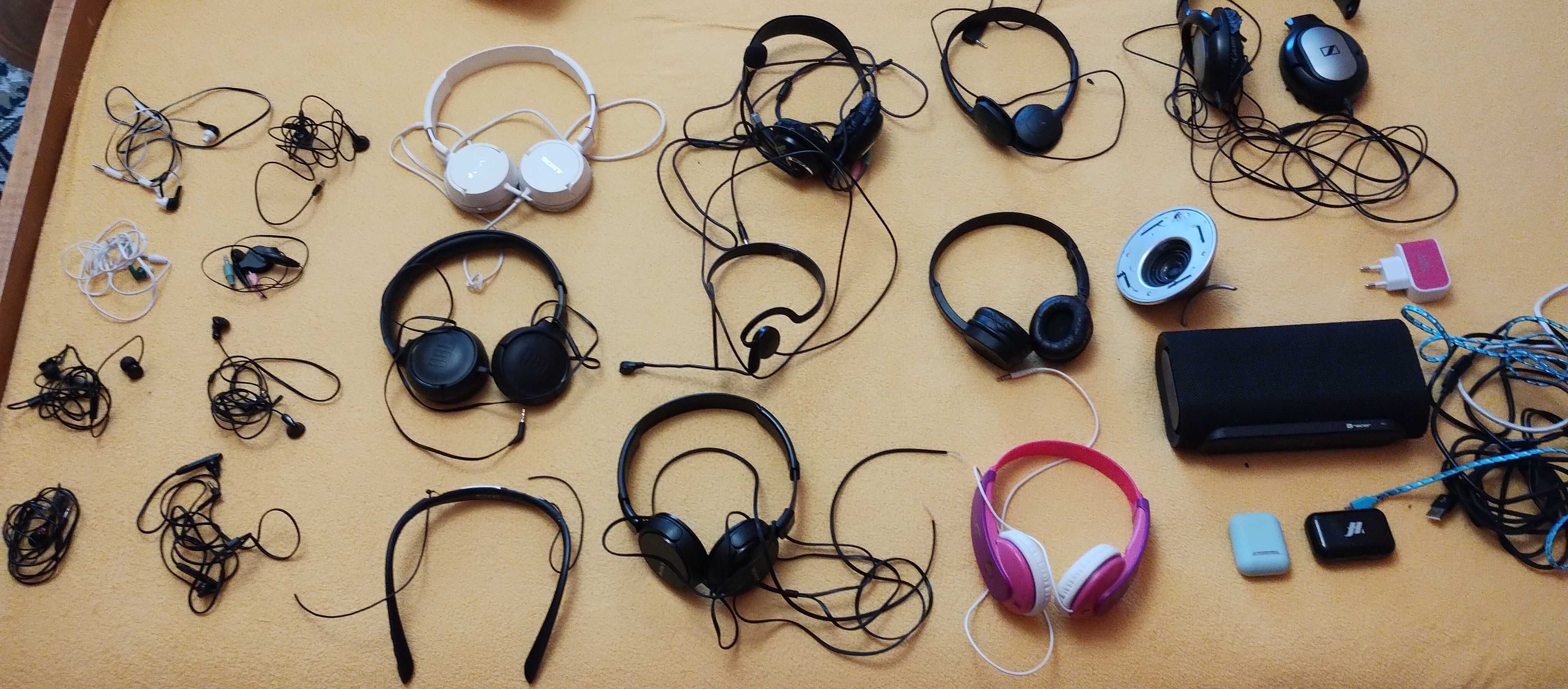 Pudło słuchawek i głośników Bluetooth złom części