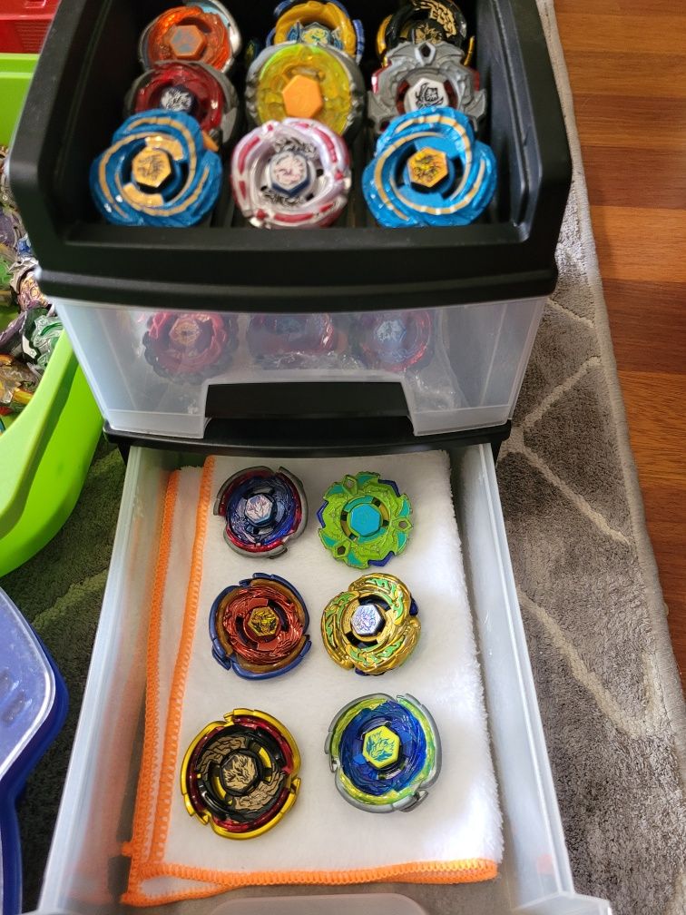 Enorme Coleção de Beyblades a venda