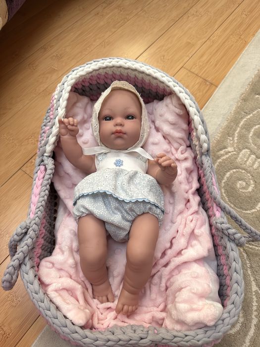 Пупс з мяким тілом в корзинці