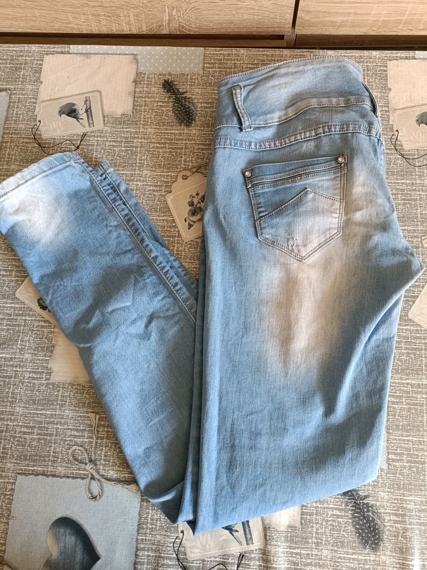 Spodnie jeans z dziurami rozmiar L