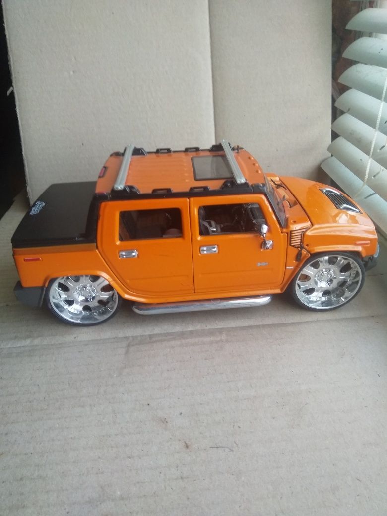 Модель Hummer H2 1:18