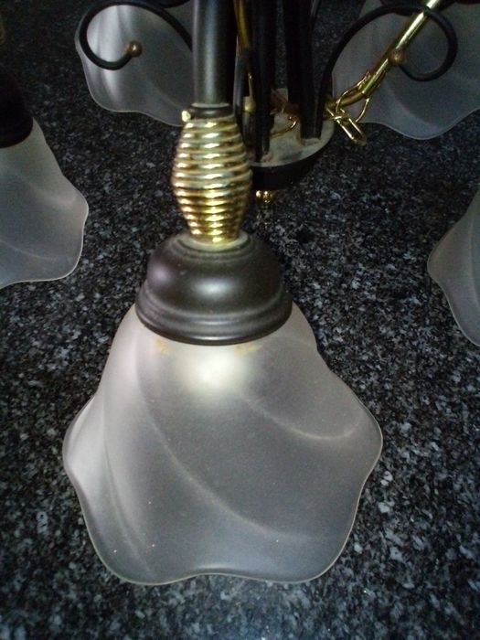 Candeeiro de teto em bom estado