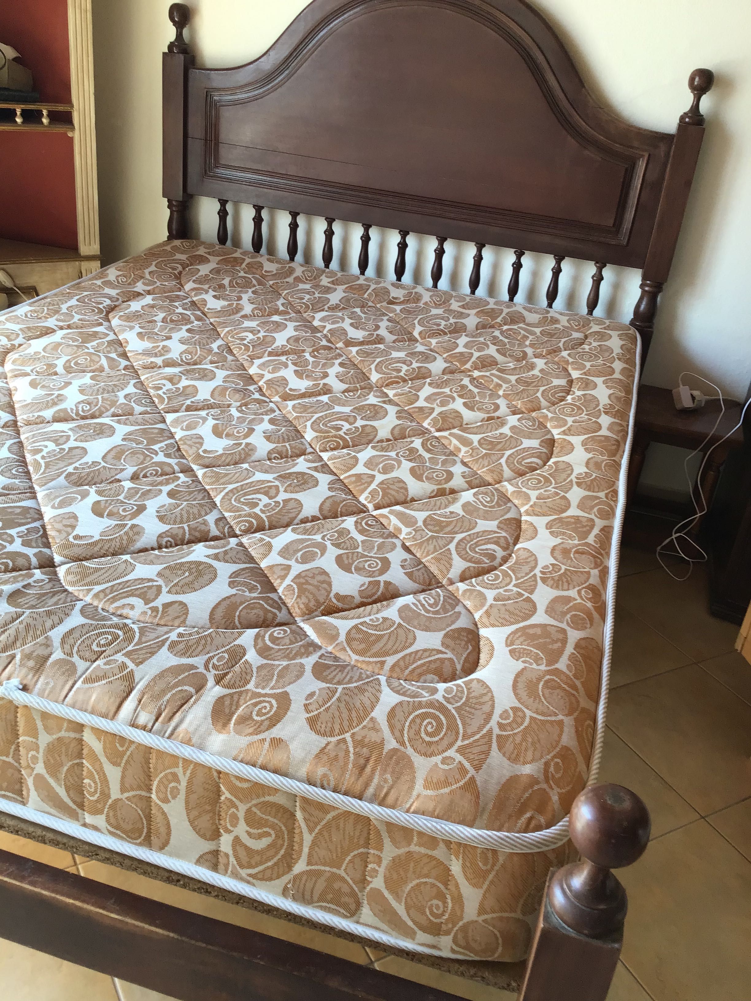 Cama e colchão 140x190