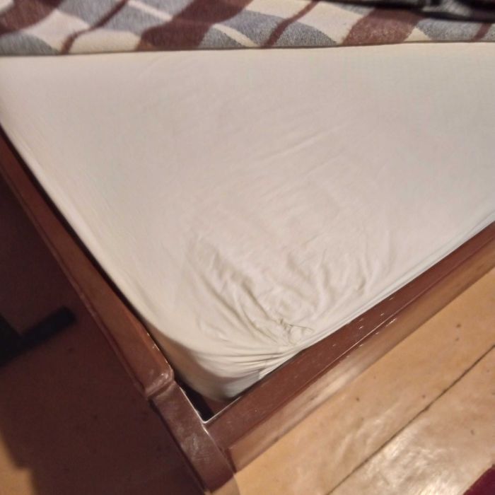 Ліжко із дерева з ортопедичним матрасом