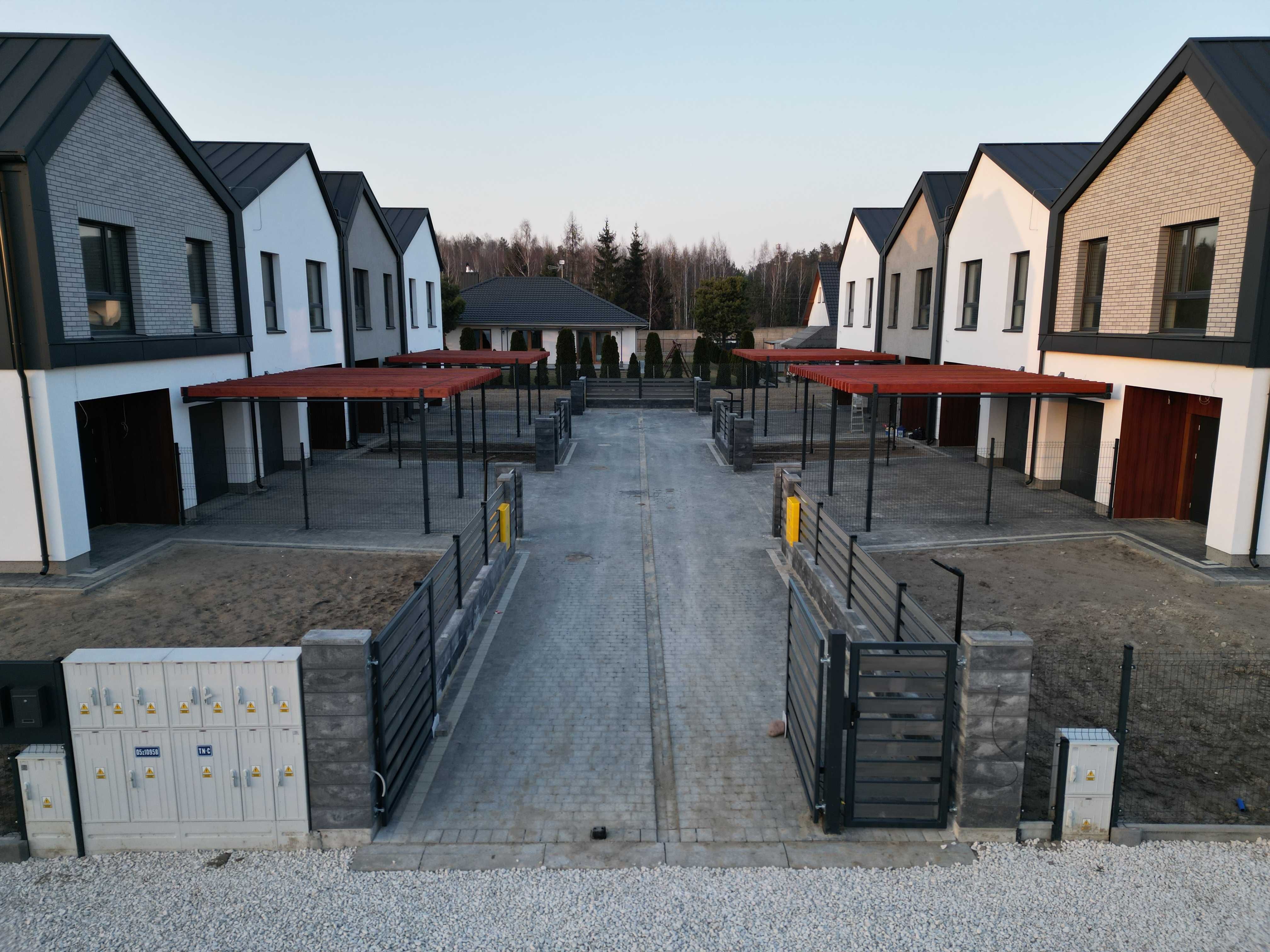 Segment z garażem/335 m2 ogródek i podjazd,