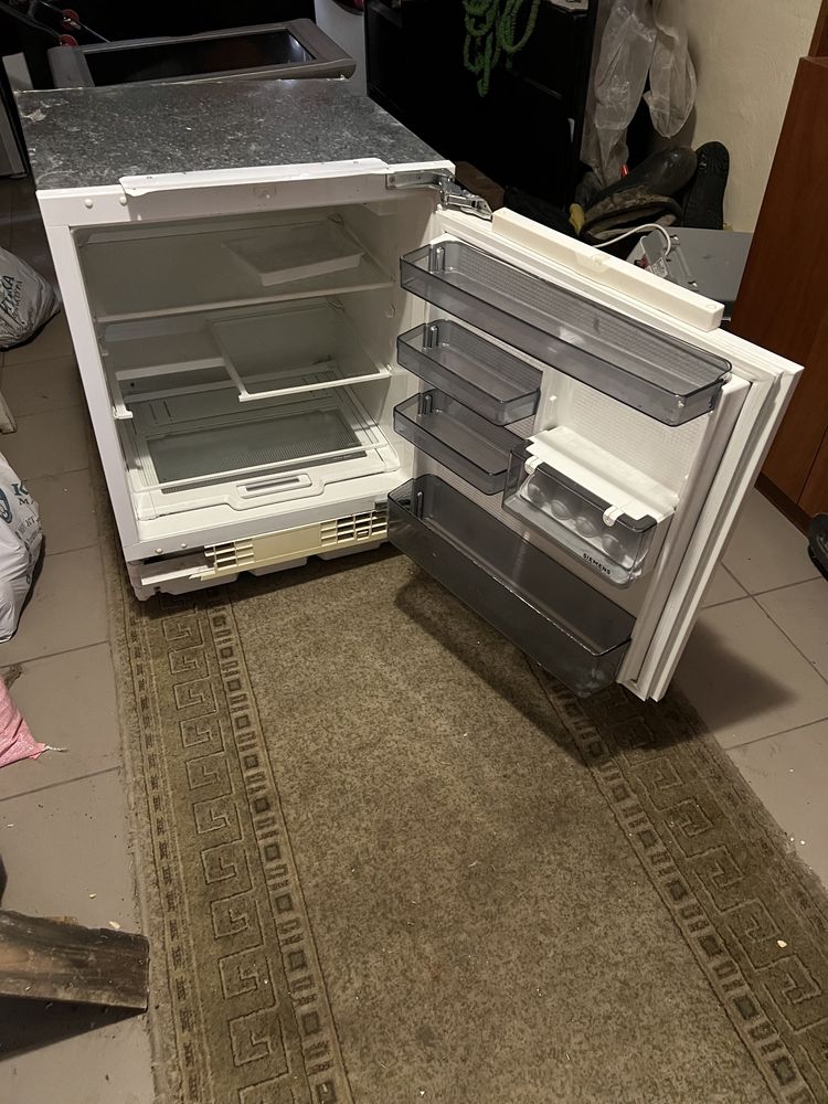 Маленький вбудований холодильки SIEMENS