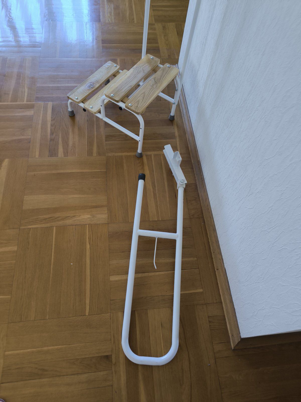 Ступени для ванной с высоким поручнем