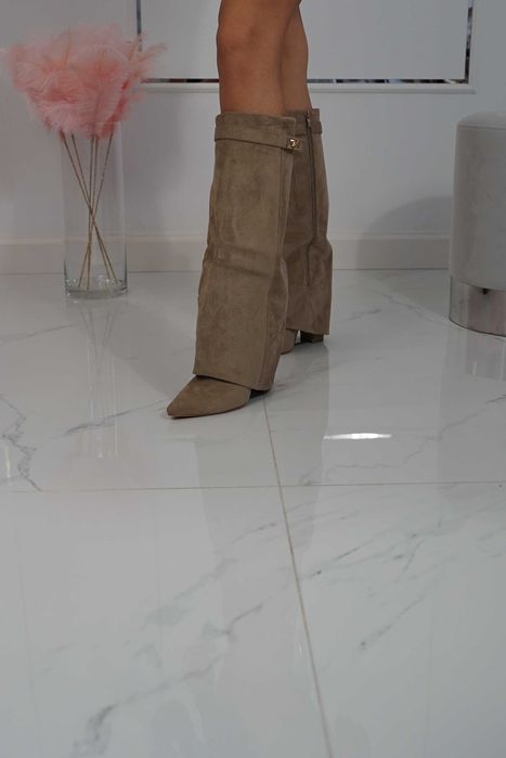 Kozaki na obcasie beżowe nowe z wywijaną cholewką