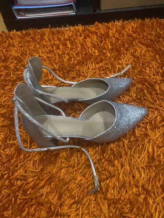 Sapatos elegantes brilhantes