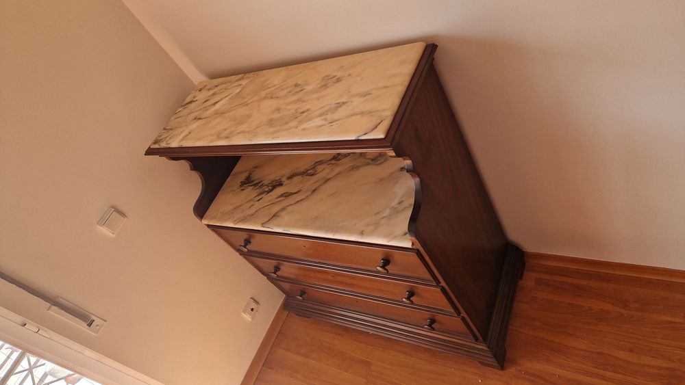 Cómoda  em mogno e pedra