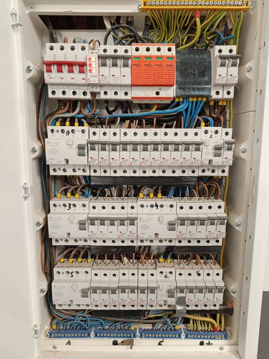 Uslugi elektryczne -nowe instalacje, awarie , pomiary elektryczne