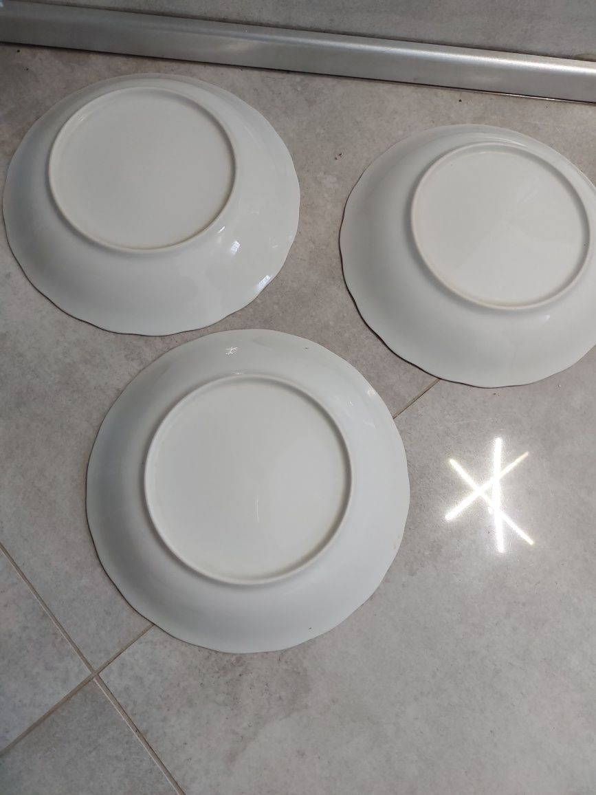 Porcelanowy zestaw trzech talerzy