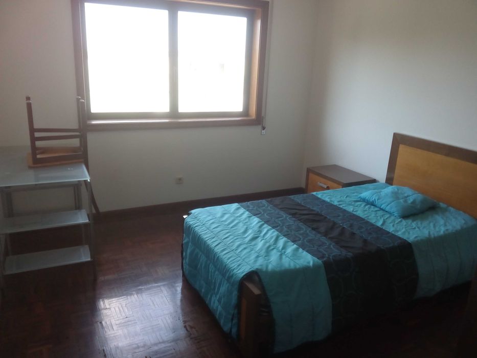 Alugo quarto individual a estudante, na zona de Pedrouços Porto