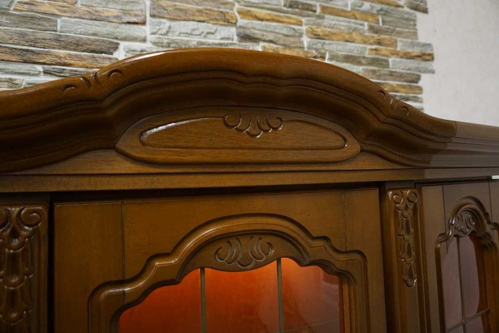 Kredens , Witryna z komodą podświetlana orzechowa szer 130 cm (p-1131)