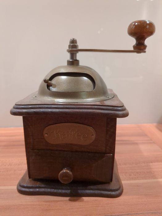 Młynek do kawy drewniany