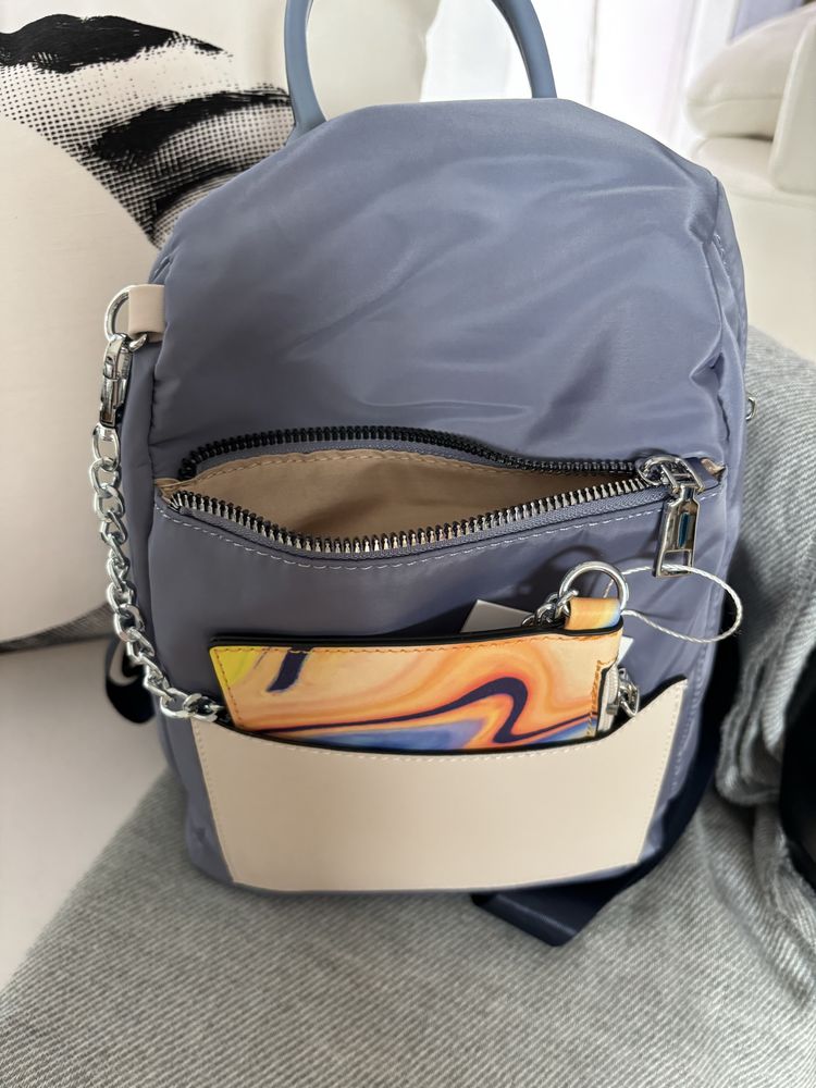 Mochila nova azul com etiqueta.