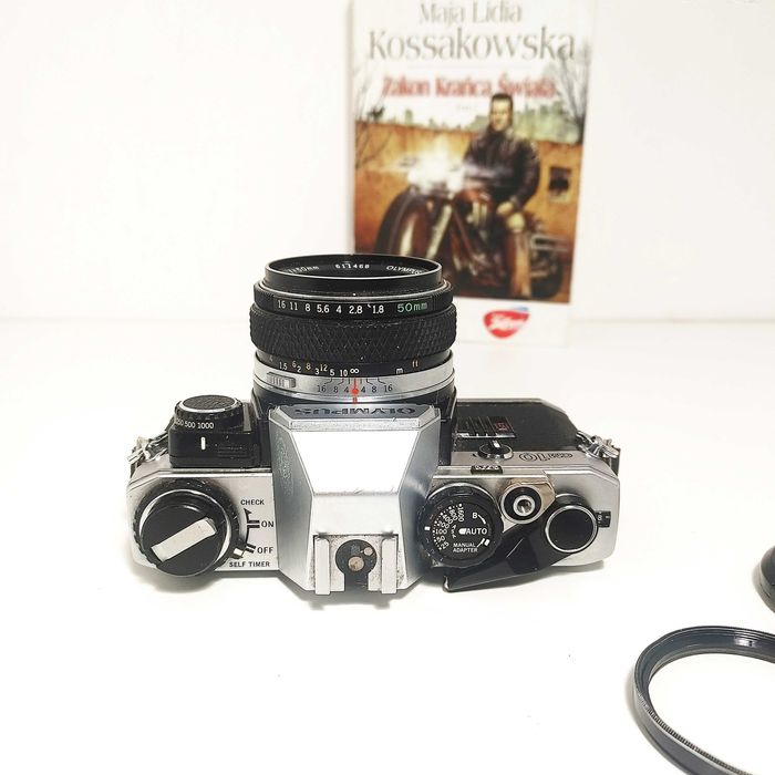 Lustrzanka analogowa OLYMPUS OM 10 z Zuiko 50 mm 1:1,8  maual adapter