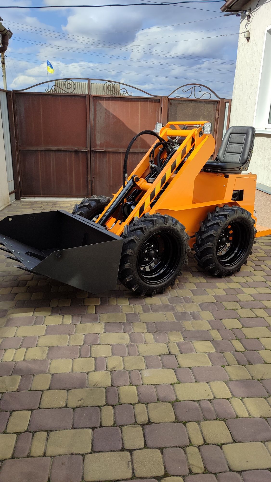 мінінавантажувач Toytraktor